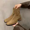 Botas Femininas Estilo Coreano Marrom Salto Grosso Cano Curto Novidade Outono 2026 Salto Alto Botas de Cano Curto Elásticas Botas Martin Botas de Cano Curto Pequenas