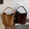 Bolso tipo cubo nuevo de estilo coreano para mujer, bolso de mano, bolso de hombro, moderno y versátil, adecuado para ir al trabajo, con un diseño único, se puede llevar como bolso de axila o bolso cruzado