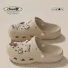 Zuecos de Caricatura de Oso Caramelo para Mujer 2026 Verano Nuevos Sandalias Cómodas Transpirables Resistentes al Desgaste Antideslizantes para Interiores para Hombre