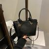 Bolso Pequeño Vintage Marrón Estilo Hong Kong para Mujer 2025 Nuevo Otoño e Invierno Bolso Cruzado Simple Debajo del Brazo Bolso Cubo Portátil