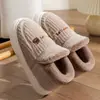 Pantuflas de algodón para hombre de talla grande, estilo invierno, con talón cerrado, diseño nuevo, adecuadas para uso en interiores y en casa, de suela gruesa, antideslizantes y forradas de felpa para mayor calidez