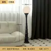 Lámpara de pie de columna romana de mediados de siglo, adecuada para sala de estar, colocada junto al sofá, dormitorio retro de estilo francés, creando un ambiente sofisticado y artístico
