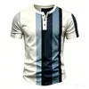 Camiseta Henley Masculina com Estampa Listrada Moda Gola Henley Botão Top Verão Solta Manga Curta para Uso Casual Diário