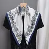 Bufanda Cuadrada de Terciopelo Nuevo Europea y Americana para Mujer, Suave y Cálida, Tacto de Alta Gama, Bufanda Elegante y Versátil con Diseño de Camelia y Caballo para Primavera