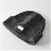 Nuevo Sombrero de Punto de Color Puro con Etiqueta de Cuero para Otoño e Invierno para Hombre y Mujer, Simple, Casual, Versátil, Cálido y Protege Orejas Sombrero de Lana para Parejas