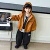 Jaqueta de couro com capuz estilo casual para meninos, jaqueta corta-vento de primavera e outono para bebês, top estiloso e bonito, conjunto moderno de três peças