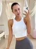 Top de yoga espesso com alças largas e um design estiloso nas costas, proporcionando absorção de choque e suporte; top esportivo sem mangas com bojo embutido, adequado para fitness e treinos