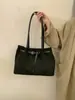 Bolsa de mão transfronteiriça nova minimalista de grande capacidade, bolsa de ombro versátil para mulheres, bolsa tote de camurça de nicho pequeno de grande capacidade