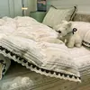 Juego de ropa de cama de cuatro piezas de gasa doble, fresco y sencillo, popular en línea, funda de edredón de encaje de algodón puro, falda de cama, colcha jacquard teñida en hilo, estilo sábana ajustable