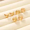 Pendientes de botón dorados con forma de corazón y mariposa, estilo lujo ligero, acero de titanio chapado en oro, diseño simple, versátil y de nicho para mujer