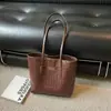 Bolsa de mano tejida de gran capacidad estilo coreano para mujer, adecuada para uso casual, trabajo, clases universitarias y desplazamientos en 2026