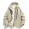 Chaqueta ligera tipo montaña con capucha, diseño de cremallera irregular, logo pequeño en el cuello, cremallera impermeable, bolsillos y puños elásticos
