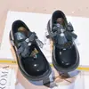 Zapatos de piel para niña con lazo negro, zapatos de princesa, suela suave, diseño poco profundo elegante, cierre de velcro, zapatos individuales con pedrería para niñas pequeñas