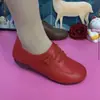 Zapatos de madre de cuero suave y suela de goma, nuevo estilo otoño 2026 mocasines planos para mujer, zapatos cómodos para mujeres de mediana edad y mayores