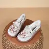 Novo Estilo de Primavera Sapatos de Pano Old Beijing para Mulheres, Sapatos Baixos Slip-On Bordados para Mães, Sapatos Casuais Versáteis, Sapatos de Tecido Respiráveis