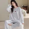 Pijama de manga larga y pantalón largo en stock para mujer, nuevo estilo de otoño, cuello redondo, sin cierre, diseño de dibujos animados, casual, se puede usar afuera, ropa de estar de algodón, juego de dos piezas