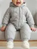 26 Nuevos mamelucos cálidos de otoño e invierno para bebé, ropa exterior acolchada y engrosada, mono de algodón con capucha