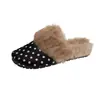 Chinelos peludos estilo coreano elegantes, de calçar, para uso externo, com bolinhas e sola grossa, coleção outono 2026, forrados com pelúcia para aquecimento, chinelos fechados estilo Birkenstock