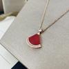 Colgante de Ágata Roja Edición Alta Cadena Clavicular Versátil Acero de Titanio Chapado en Oro Rosa de 18K Nácar Blanco Forma de Abanico Collar Falda Pequeña