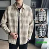 Camisa a cuadros retro moderna estilo japonés de manga larga para hombre, colección otoño 2026, con estampado de cuadros, diseño artístico, estilo casual, corte holgado y cuello con muesca
