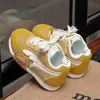 Zapatillas deportivas para niños 2026 otoño nuevo modelo suela blanda casual para niños zapatillas de entrenamiento alemanas para niñas malla moda Zapatos Forrest Gump