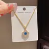 Collar de trébol de cuatro hojas azul de moda versátil estilo francés con diamantes completos para mujer, único, lujo ligero, gama alta, cadena súper brillante para clavícula al por mayor