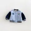 Chaqueta de béisbol para niños con forro polar y logo, abrigo grueso estilo universitario de invierno 2026 para bebé, ropa de invierno para niños zdw6538