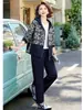 Conjunto casual de otoño para mamá, un atuendo elegante y moderno para mujeres de mediana edad este año, que ofrece un look juvenil y disponible en tallas grandes como un conjunto deportivo.