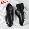Nuevo modelo de zapatos de cuero para hombre con suelas suaves, zapatos de cuero negro para hombre, zapatos de vestir casuales, zapatos que aumentan la altura para padrinos de boda, zapatos de vestir