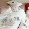 Conjunto de quatro peças bordado com aplique de algodão de fibra longa 100s, capa de edredom de desenho animado fofo 100% algodão, conjunto de três peças de lençol para cama de dormitório estudantil