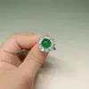 Anel de calcedônia verde natural com cabochão grande e pedras verde-imperiais, semelhantes ao vidro, comparáveis à jadeíta, anel feminino