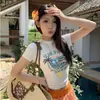 Camiseta feminina de manga curta com estampa de desenho animado, ombro normal, slim fit de verão, acinturada para baixinhas, top curto estilo americano hot girl 26034