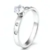 Anillo de mujer de acero de titanio con incrustaciones de circonita, no se decolora, de lujo ligero, superventas transfronterizo, suministro de anillo con incrustaciones de diamante para parejas europeas y americanas