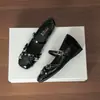Sapatos Mary Jane Punk Off-white com Rebites e Fivelas Duplas Femininos Novos Bico Quadrado Planos Sapatos de Uma Sola Versáteis Sapatilhas de Corte Baixo