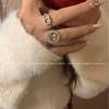 Anillo elegante personalizado con letra microincrustada de circonita estilo Chanel Anillo de celebridad de Internet ins de lujo ligero de alta gama anillo abierto