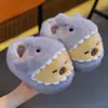 Pantuflas de algodón para niños con diseño de capibara para invierno, cálidas y afelpadas, antideslizantes, peludas, para niños y niñas, adecuadas para niños pequeños y bebés, con talón cubierto