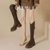 Botas Altas de Suela Gruesa Estacionales First Encounter para Mujer Otoño 2026 Nuevo Estilo Marrón para Mujeres Petites con Corte en V que Alarga la Altura Botas Altas de Caballero