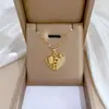 [Acero de Titanio] Collar con Colgante de Zirconia en Forma de Llave con Diamantes Completos, Estilo Palacio Lujoso, Cadena Versátil para la Clavícula para Mujeres, Cadena de Acero de Titanio