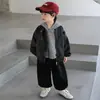 Conjunto de otoño para niños 2026 nuevo estilo coreano sudadera con capucha guapa y chaqueta de cuero conjunto de tres piezas para niños