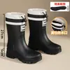 Botas de chuva da moda para mulheres, antiderrapantes, de cano médio, com punhos elásticos, sapatos de borracha impermeáveis de sola grossa