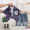Conjunto de Ropa de Verano para Niños 2026 Nuevo Estilo Informal para Bebés Camisa a Cuadros de Manga Corta Pantalones Cortos Conjunto de Tres Piezas Moderno