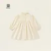 Vestido Infantil Novo para Primavera/Outono de 2026 Cor Creme Gola de Renda Francesa Mangas Bufantes Comprimento Médio Vestido Princesa Vestido Infantil