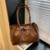 Bolsa de ombro tote retrô e moderna de grande capacidade para mulheres, nova moda 2026, bolsa de ombro transversal com corrente simples