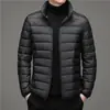 Marca Otoño e Invierno Chaqueta Ligera de Plumas para Hombre, Estilo Corto con Cuello Alto y Capucha, Adecuada para Personas de Mediana Edad y Jóvenes, Delgada y Ligera, Rebaja de Liquidación