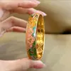 Pulsera Esmaltada Oro Arena Antigua Flor de Durazno Tres Generaciones de Flores Estilo Chino Joyería Versátil Fabricante Mayorista