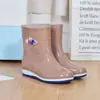 Botas de lluvia para las cuatro estaciones para mujer, zapatos de agua de moda para adultos, botas de lluvia de felpa hasta la mitad de la pantorrilla para mujer, impermeables, antideslizantes, botas de lluvia de felpa