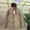Chaqueta de Plumón Ligera con Capucha Versátil Estilo Coreano Invierno 2026 para Mujer, Moderna y Cálida, Abrigo de Algodón Apto para Figuras Pequeñas