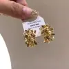 Pendientes en forma de letra C Flor Dorada Aguja Plateada para Mujer Estilo Francés Retro Elegantes Pendientes de Lujo Ligero de Gama Alta Venta al por Mayor