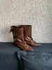 Primeiro encontro: Estilo chique e maduro, perna larga plissada, aumento interno, bota curta, nicho feminino, fashion, cool, estilo de rua, botas de bico quadrado