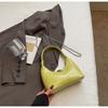 Bolsa de Ombro de Textura Nicho Francês High-End para Mulheres 2025 Primavera Nova Couro Envernizado Brilhante Estilo Estrangeiro Bolsa Transversal Crescente